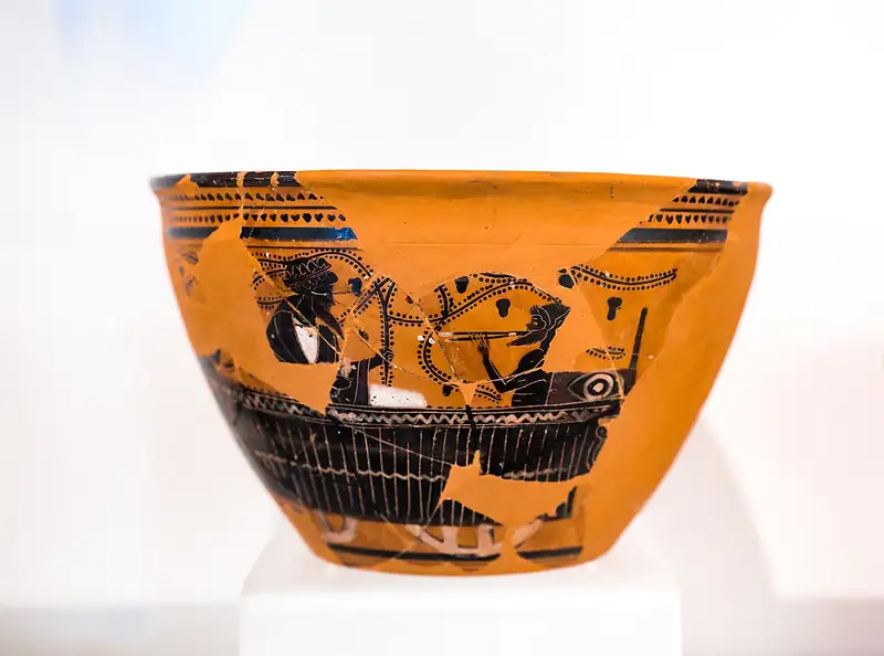 Fragments d'un bol grec antique orange et noir : Dionysos et un satyre assis dans un bateau posé sur des roues