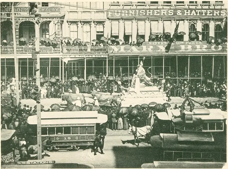 Photographie de 1890 : un char décoré tiré par des chevaux défile dans une large avenue de La Nouvelle-Orléans