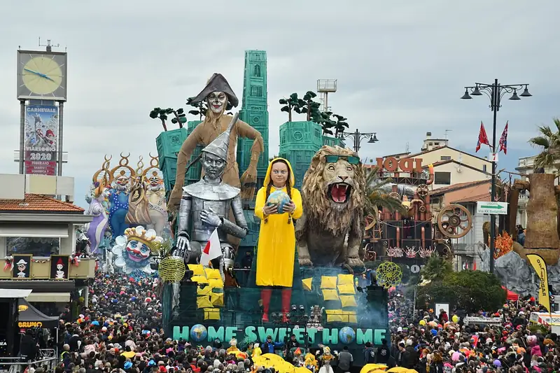 Char géant inspiré du Magicien d'Oz : l'homme de fer-blanc, Dorothy en robe jaune et un lion, sous le slogan Home sweet home