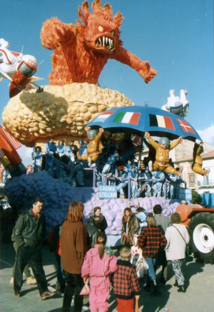 Photographie de 1986 : un monstre orange hirsute trône sur une énorme cacahuète, au-dessus d'une foule